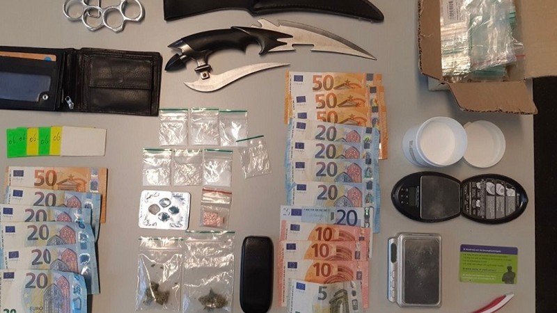 Politie vindt wapens en drugs bij inval na tips (Foto: Politie)