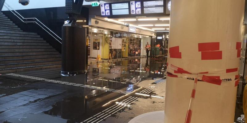 Westtunnel op Amsterdam CS tijdelijk afgesloten door kapotte sprinkler (Foto: OK!)