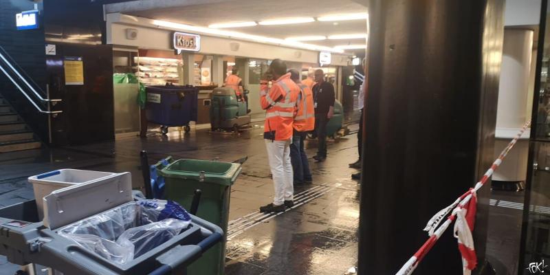 Westtunnel op Amsterdam CS tijdelijk afgesloten door kapotte sprinkler (Foto: OK!)