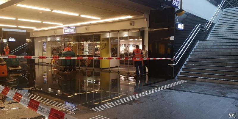 Westtunnel op Amsterdam CS tijdelijk afgesloten door kapotte sprinkler (Foto: OK!)