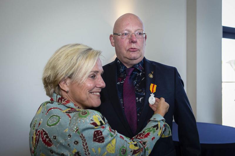 Bijleveld speldt de medaille op (Afbeelding: Defensie)