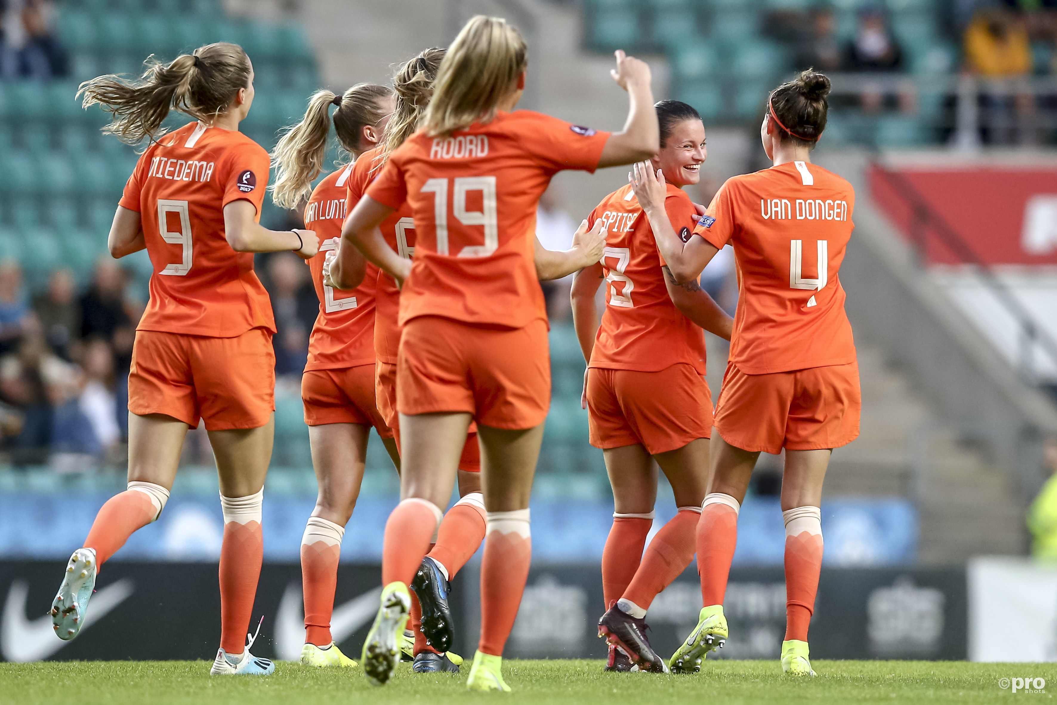 Nederlandse voetbalsters beginnen EK-kwalificatie met zevenklapper tegen Estland (Pro Shots / Remko Kool)