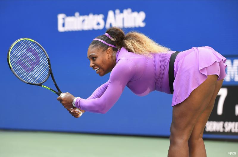 We troffen Serena Williams in deze opvallende pose tijdens de US Open, wat is hier gaande? (Pro Shots / SIPA USA)