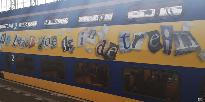 Lezen doe je in de trein  (Foto: FOK!)