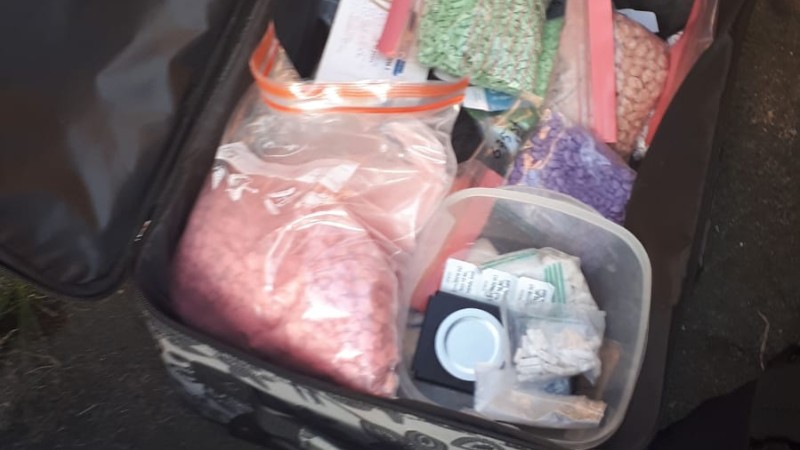 Grote hoeveelheden harddrugs en medicijnen aangetroffen in Breda (Foto: Politie)