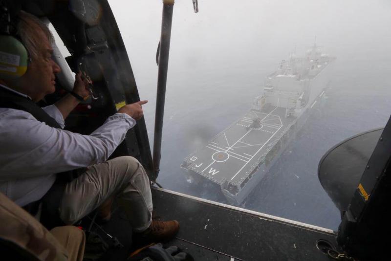 António Guterres boven het Nederlandse amfibische transportschip Zr.Ms. Johan de Witt (Afbeelding: Defensie)