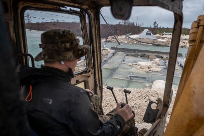 De genisten zijn ongeveer 5 dagen bezig met het aanleggen van de tijdelijke brug (Afbeelding: Defensie)