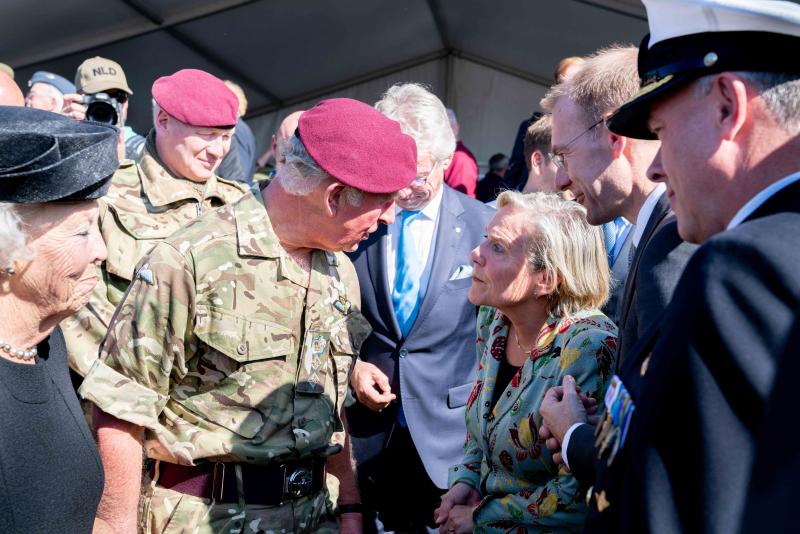 Prinses Beatrix, prins Charles, minister Blijleveld, secretaris-generaal van de NAVO Jens Stoltenberg en CDS Rob Bauer in gesprek. (Foto: Defensie) (Foto: Defensie)