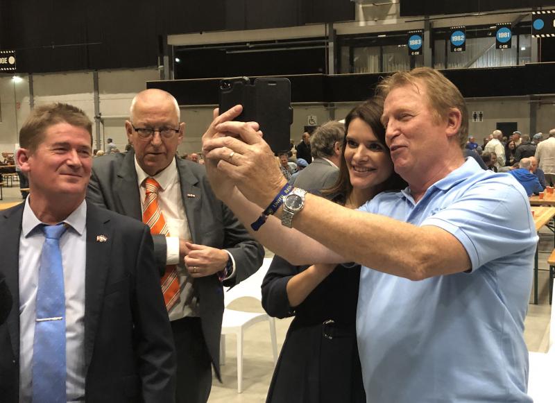 Na afloop een selfie maken met de staatssecretaris. (Foto: Defensie)
