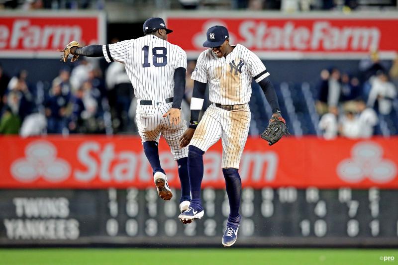 New York Yankees-shortstop Didi Gregorius (18) en left fielder Cameron Maybin (38) maken er een feestje van, wat is hier gaande? (Pro Shots / Action Images)