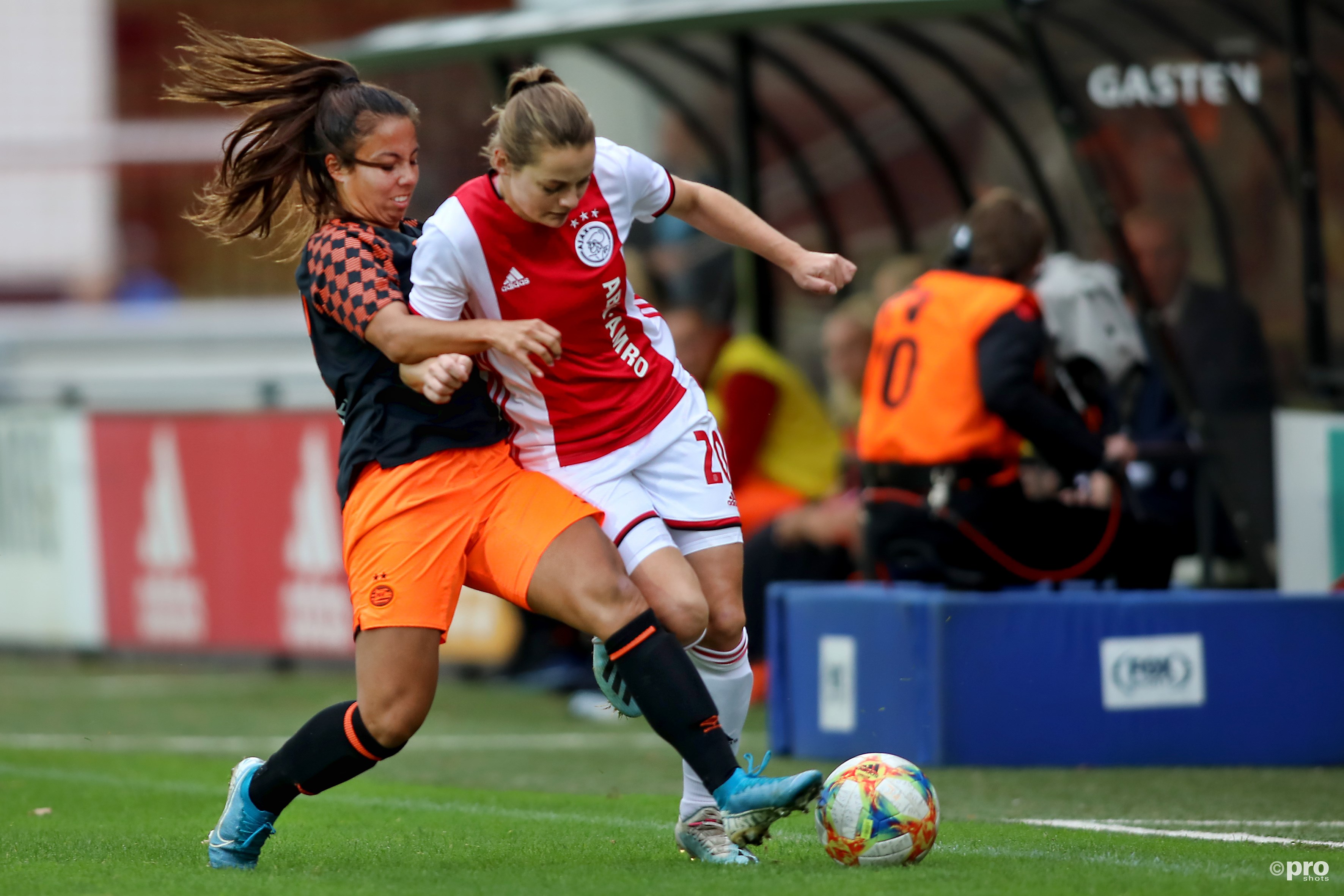 Eshly Bakker (Ajax) in duel met Naomi Pattiwael (PSV). (PRO SHOTS/VIncent de Vries)