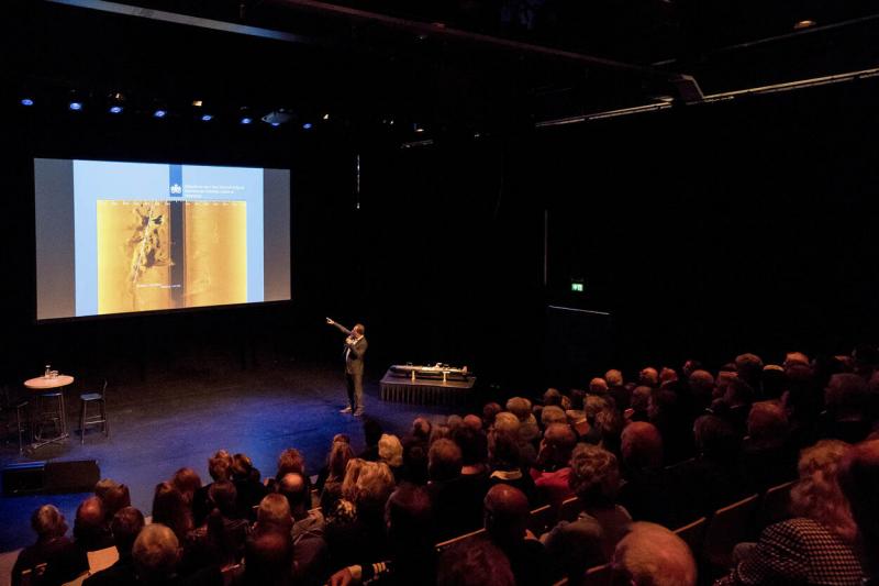 Onderwaterarcheoloog Martijn Manders geeft een toelichting (Afbeelding Defensie)