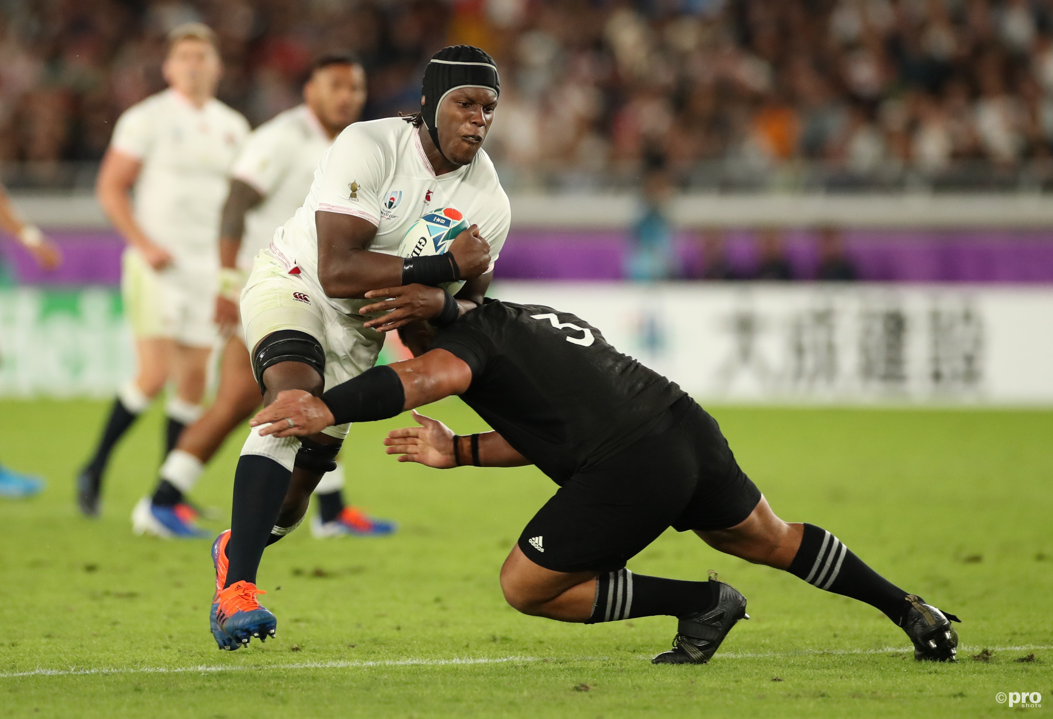  Maro Itoje (Eng) in duel met Nepo Laulala (NZ). Itoje is uitgeroepen tot MotM. (PRO SHOTS/Action Images)