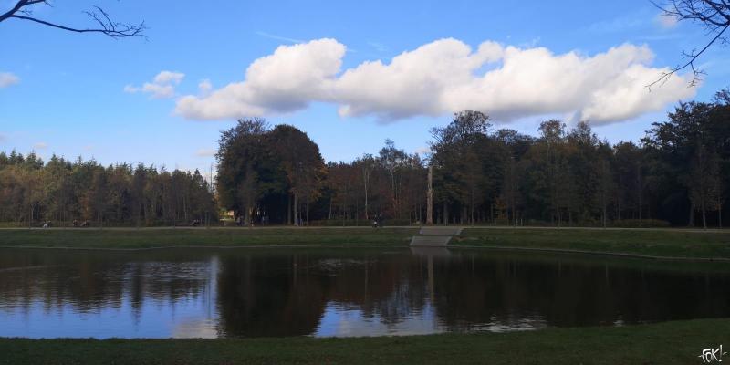 Een vijver in Baarn. Met een vriendelijk wolkje. 