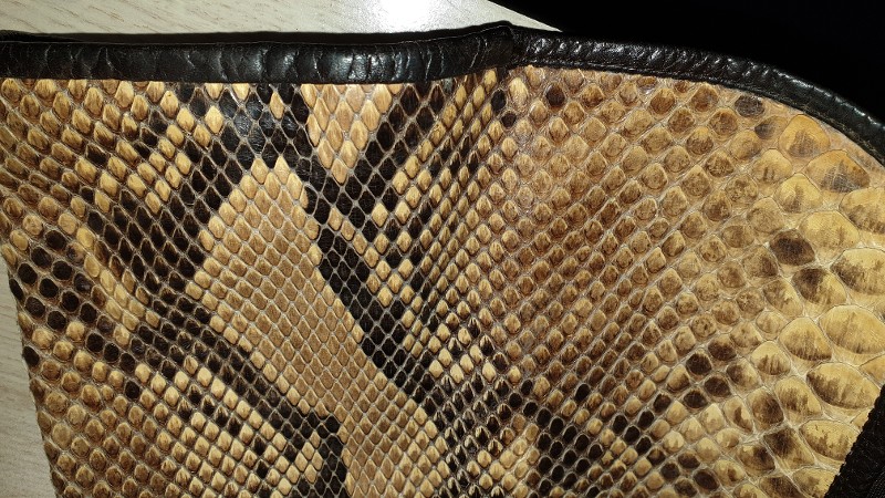 Kleding van slangenleer in beslag genomen (afbeelding: Politie)