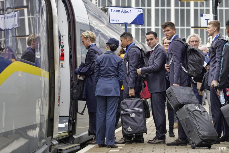 Ajax reisde per trein naar hun Champions League-wedstrijd, wat is een leuk onderschrift voor de foto? (Pro Shots / Stanley Gontha)