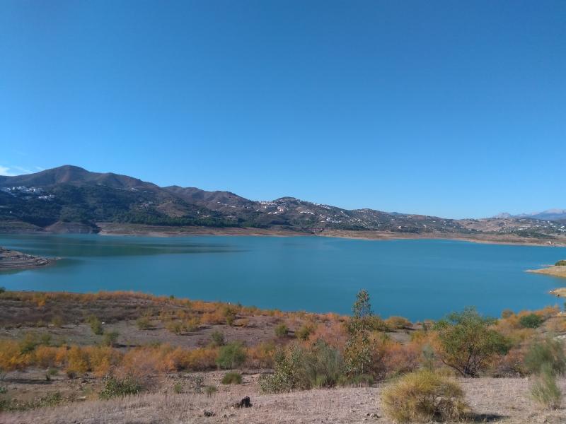 In Spanje ziet het er mooi uit. Dit is het meer bij La ViÃ±uela. (Foto: Kroezel)