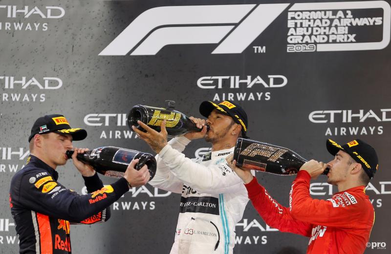 Lewis Hamilton, Max Verstappen en Charles Leclerc vieren hun podium na de Grand Prix van Abi Dhabi, wat is een leuk onderschrift bij deze foto? (Pro Shots / Action Images)