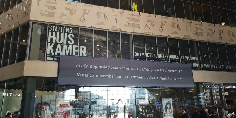 XL-infobord op Rotterdam Centraal Station (Foto: FOK!)