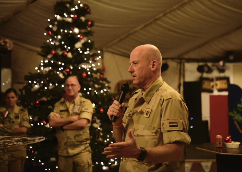 Generaal Wijnen spreekt militairen toe in de Lion's Rock in Camp Holland (Afbeelding: Defensie_