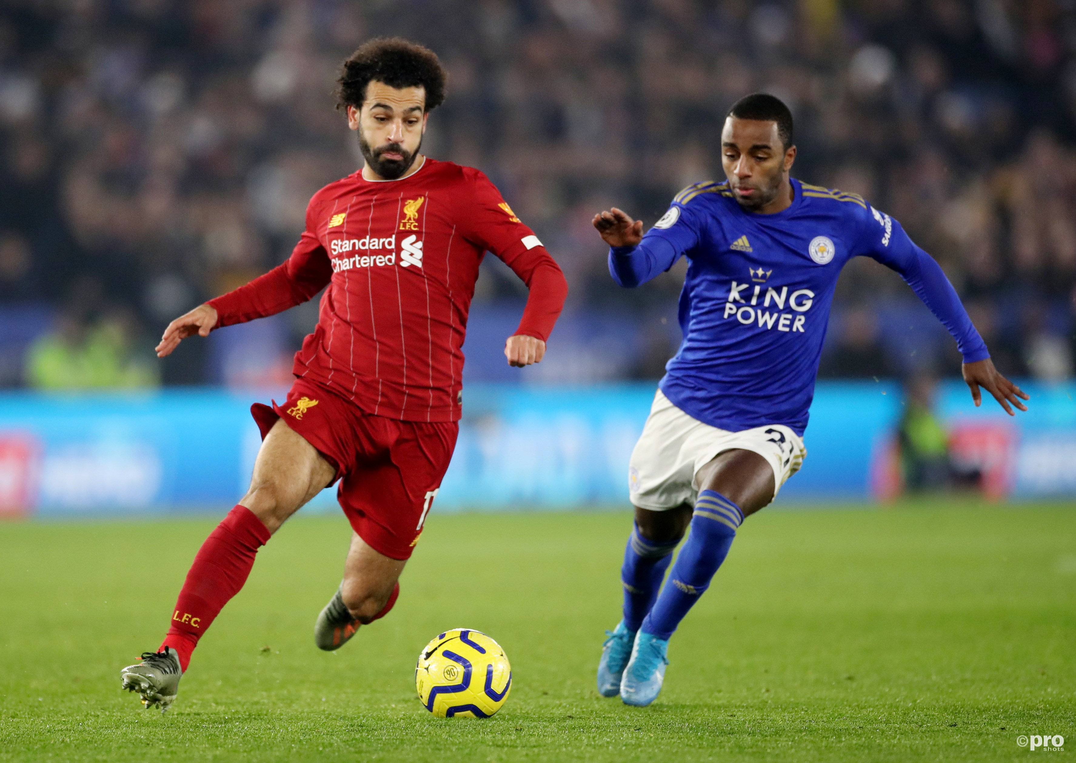  Mohamed Salah in duel met Ricardo Pereira. (PRO SHOTS/Action Images)