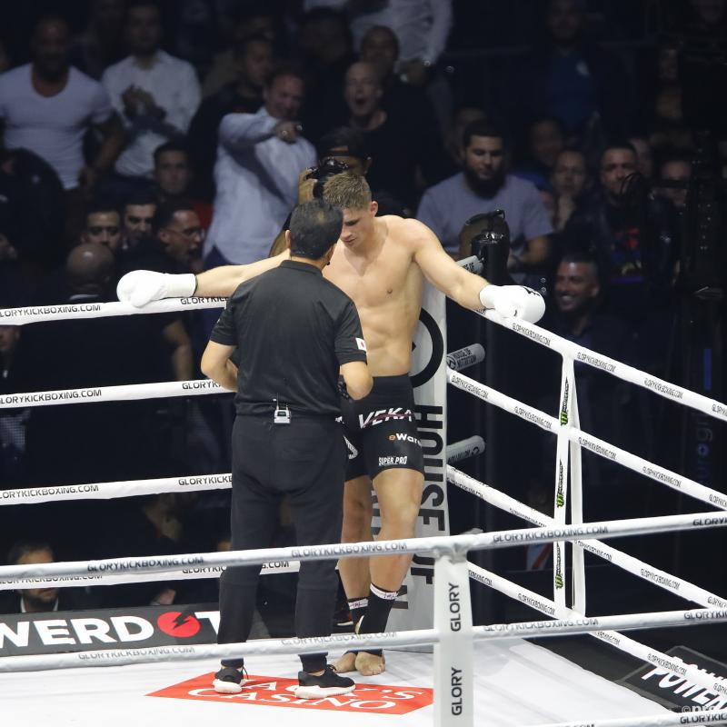 Wat krijgt Rico Verhoeven hier te horen tijdens het gevecht tegen Badr Hari? (Pro Shots / Michael Bulder)