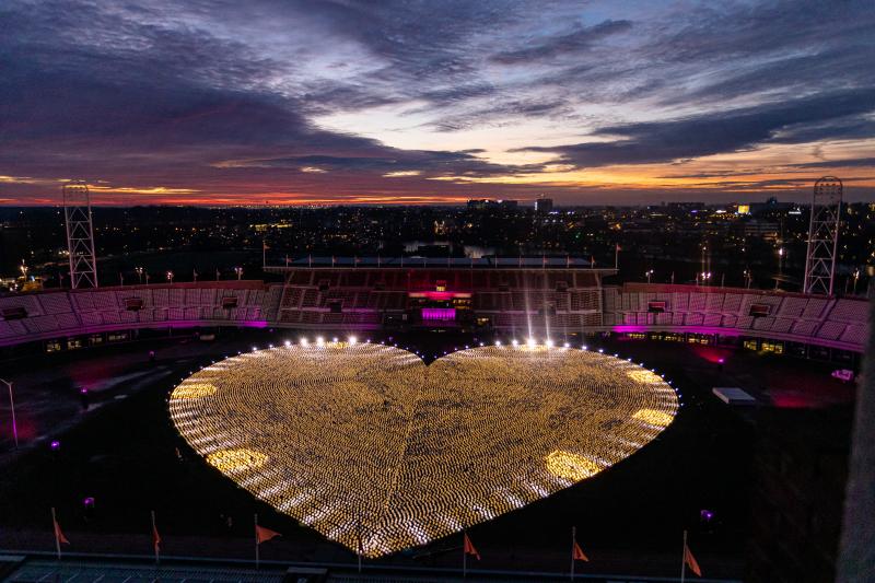 Duizenden lampionnen tegen kanker in het Olympisch Stadion (afbeelding: KWF)