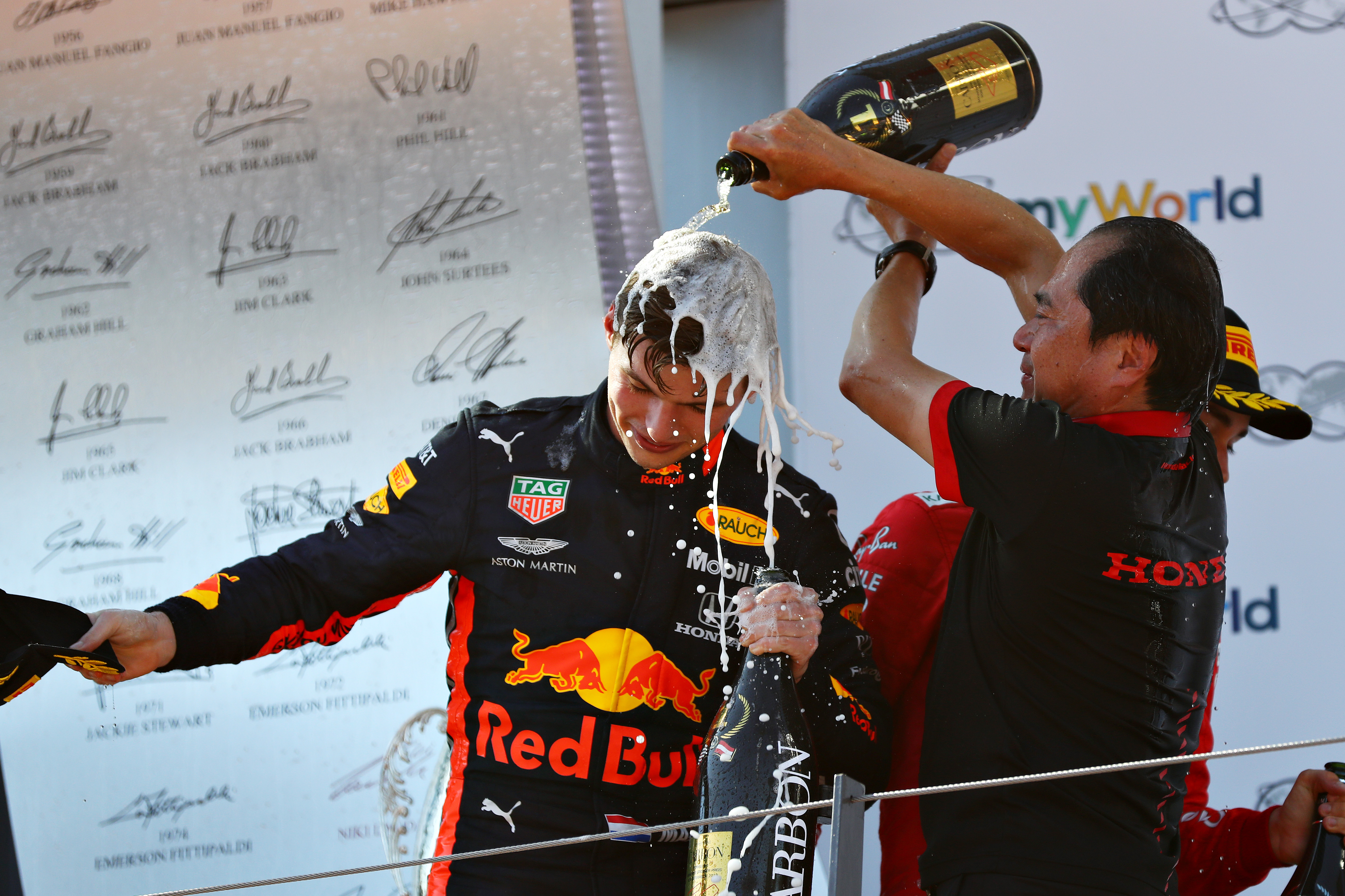 Max Verstappen wordt natgespoten door Honda-directeur Toyoharu Tanabe (Red Bull Content Pool / Getty Images)