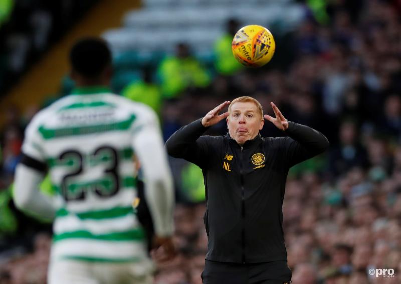 Waar is Celtic-manager Neil Lennon hier mee bezig tijdens de wedstrijd tussen Celtic en Rangers FC (Pro Shots / Action Images)