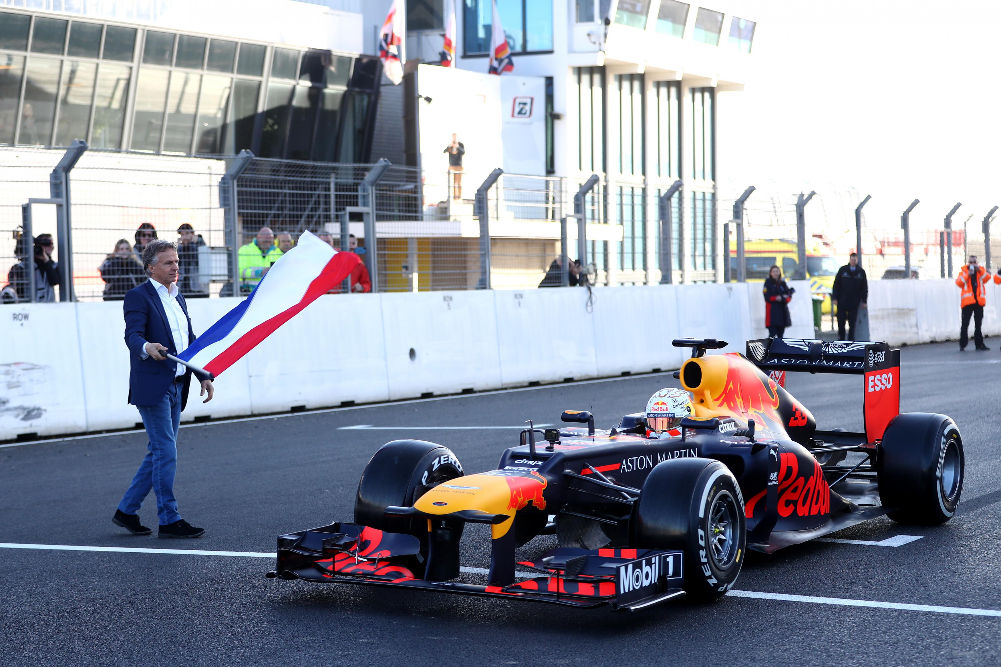 Max Verstappen voor het eerst dit jaar in een F1-auto op het circuit van Zandvoort