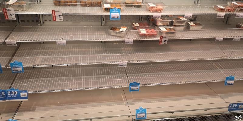 COVID-19: supermarkten massaal leeggekocht (Foto: Fotograaf FOK!)