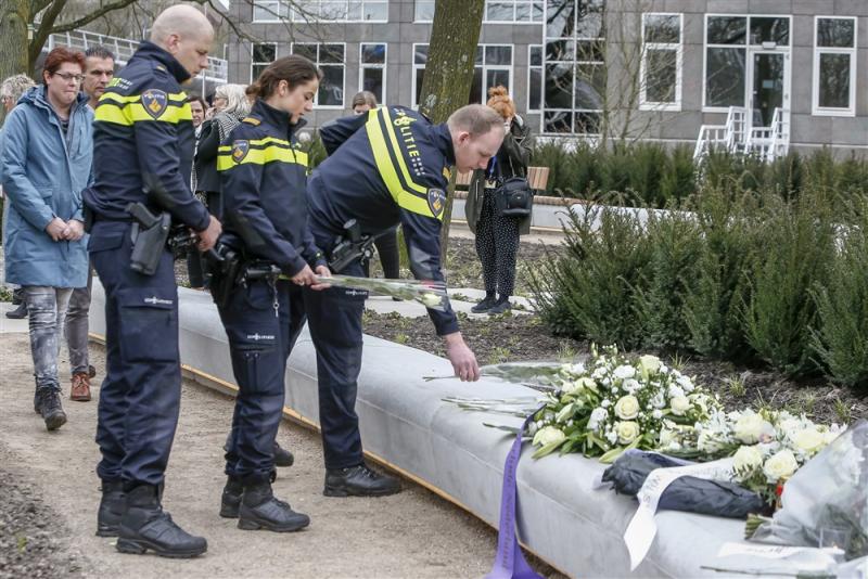 Politieagenten leggen bloemen tijdens de herdenking (Pro Shots / Remko Kool)