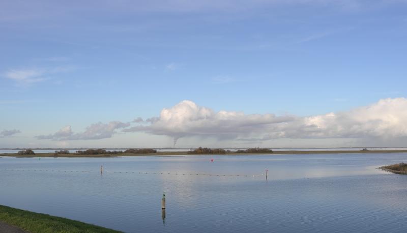 De skyline van Europoort vanuit Zeeland bij noordenwind (Foto: Scherpschutter)