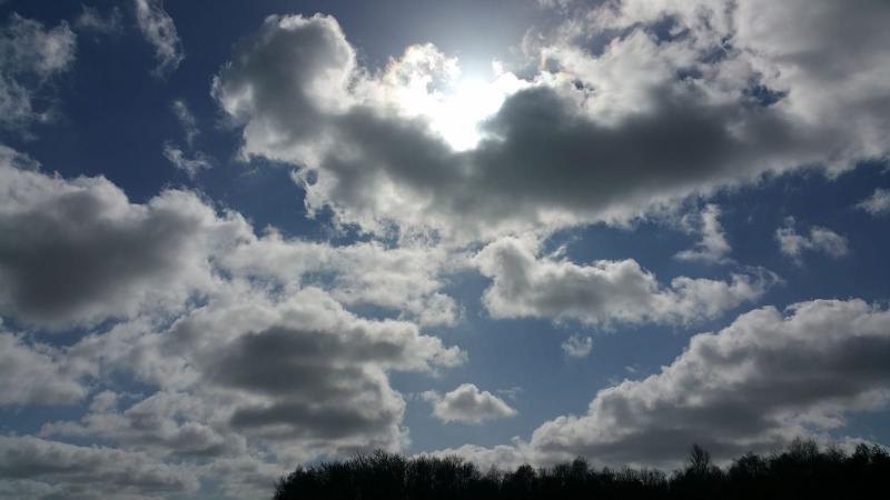 Achter de wolken schijnt de zon  (Foto: Interpretatie)