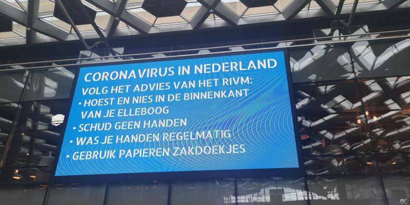 Informatiescherm op Den Haag CS  (Foto: FOK!/DJMO)