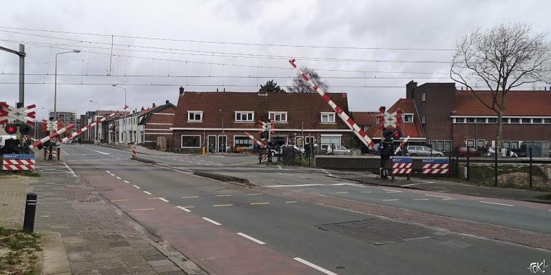 De huidige spoorwegovergang op de Oosterengweg (Foto: FOK!)