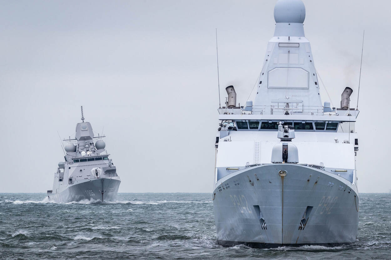 Zr.Ms. Friesland (voor) en Zr.Ms. Evertsen tijdens eskaderreis in november 2019. (Afbeelding: Defensie)