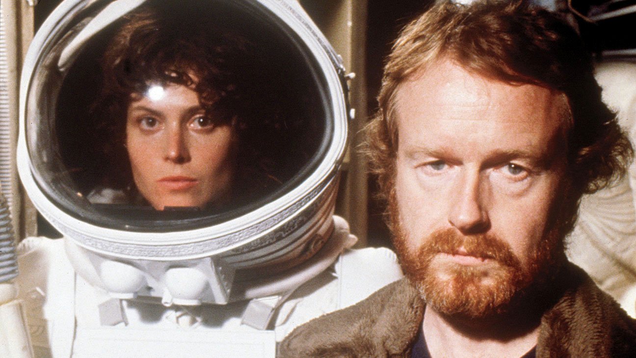 Hoofdrolspeler Sigourney Weaver en regisseur Ridley Scott op de set van Alien (1979)
