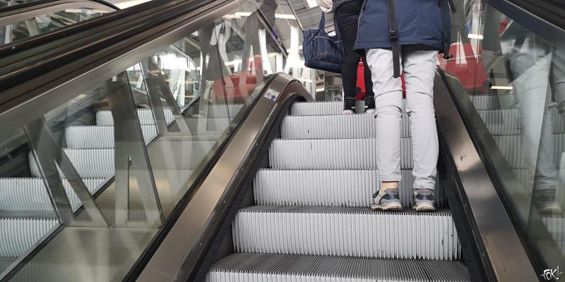 Ook in Utrecht vinden mensen het lastig om afstand te houden op de roltrap  (Foto: FOK!)