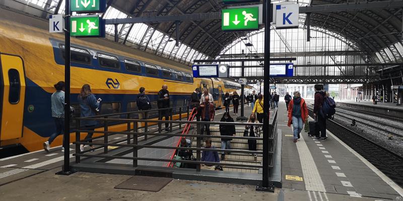 Ook op Amsterdam CS vinden de uitstappers het lastig om afstand te houden  (Foto: FOK!)
