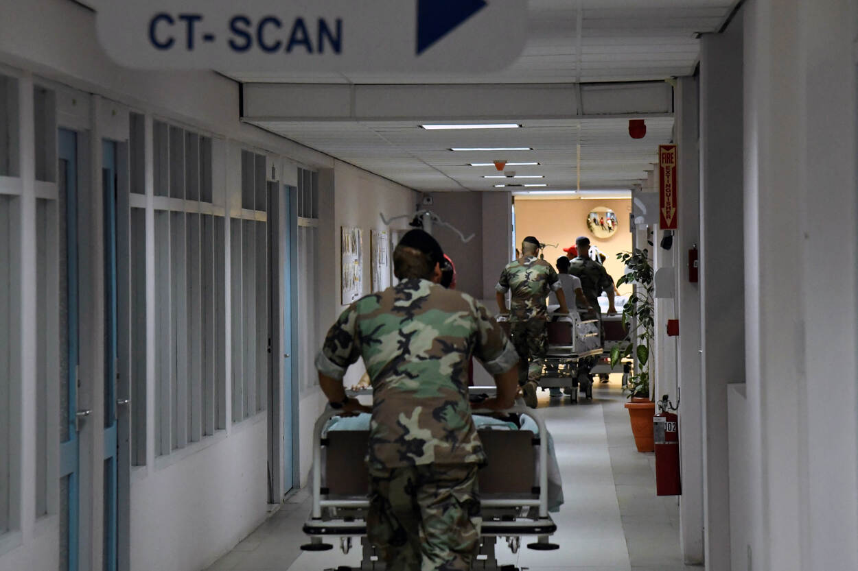 Mariniers helpen bij het evacueren van patiënten. (foto: Ministerie van Defensie)