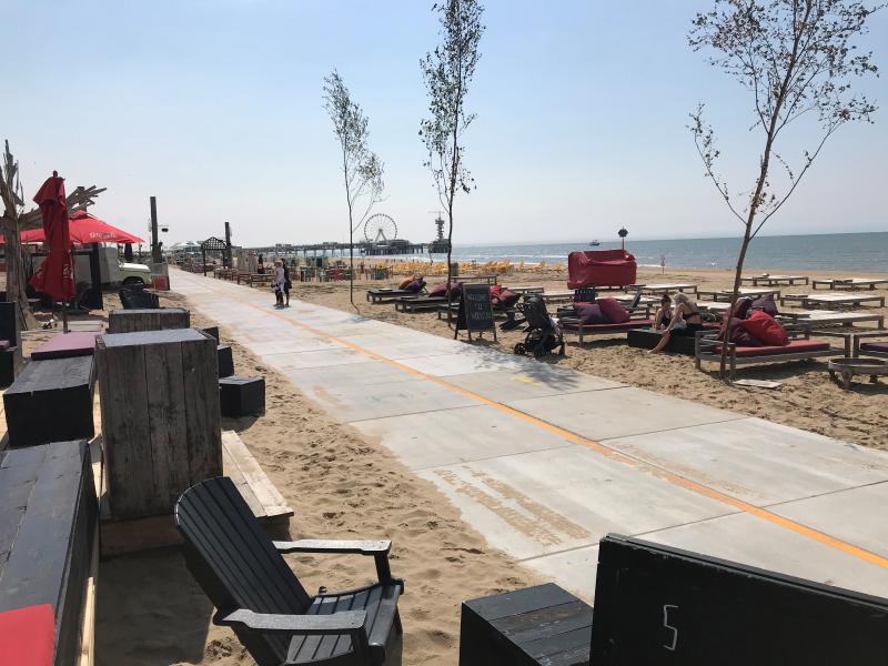 Lege strandterrassen bij zomerse temperaturen: "Er moet nú iets gebeuren, anders zal de Nederlandse kust in de zomer van 2021 bijna geen strandpaviljoens meer tellen." Foto: PR