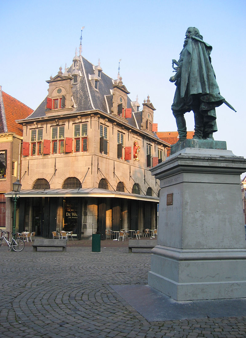 Standbeeld Jan Pietersz. Coen in Hoorn (Stockfoto: GerardM op de Nederlandstalige Wikipedia / CC BY-SA 3.0, https://commons.wikimedia.org/w/index.php?curid=1820157)