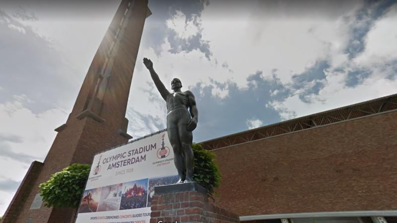 Olympisch Stadion haalt standbeeld met 'Hitlergroet' weg (Bron foto: Google Streetview)