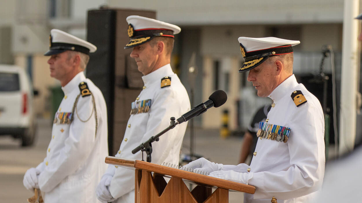 Midden: de nieuwe commandant Frank Boots, rechts scheidend commandant Peter Jan de Vin (foto: Ministerie van Defensie)