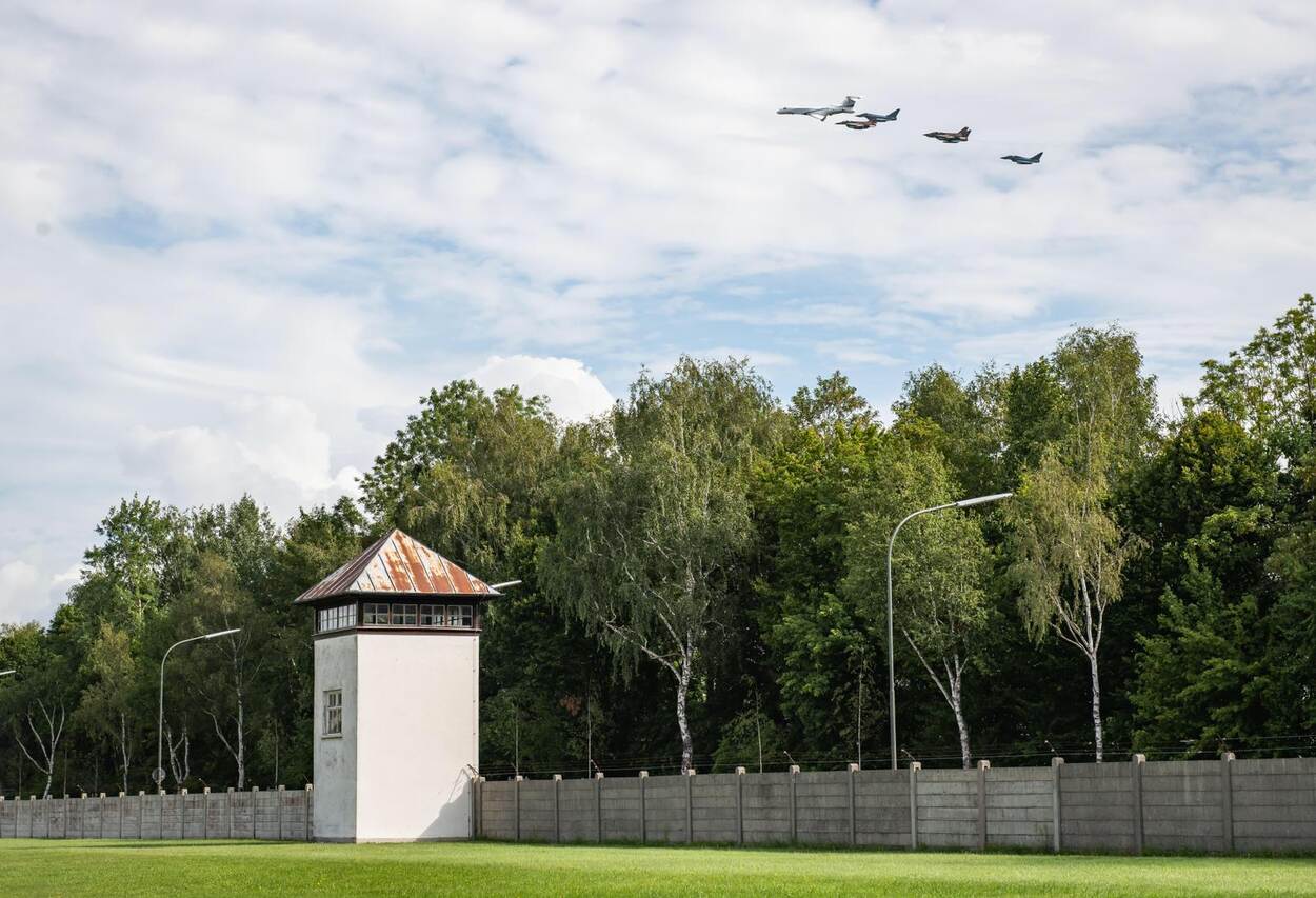 Formatievlucht langs Dachau (foto: Ministerie van Defensie)
