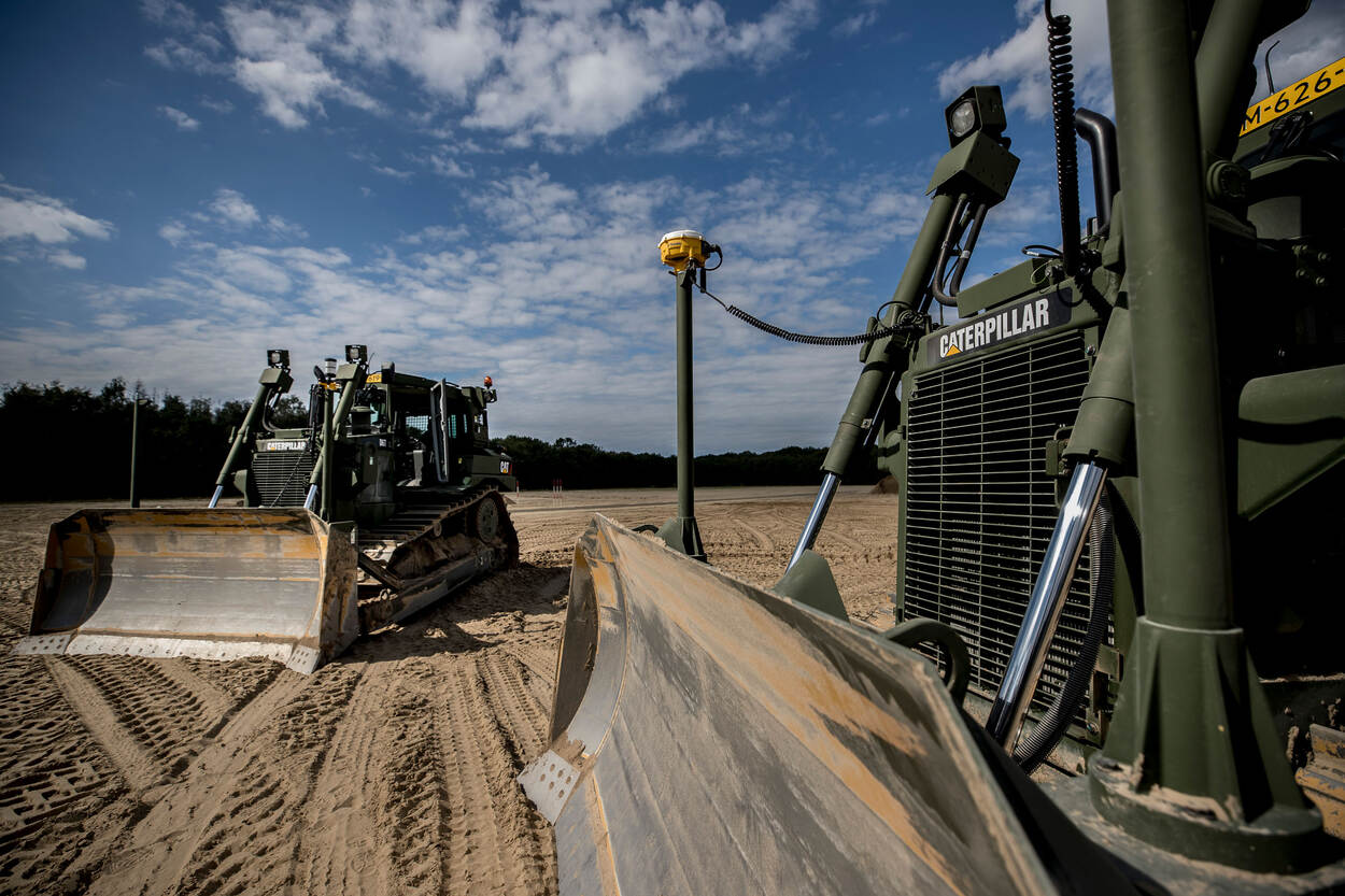 De Caterpillar D6T rupsdozers (foto: Ministerie van Defensie)