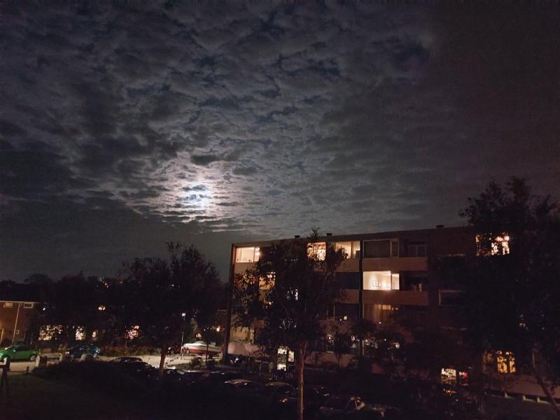 Maan in Purmerend tussen de wolken (Foto: Pukeko)