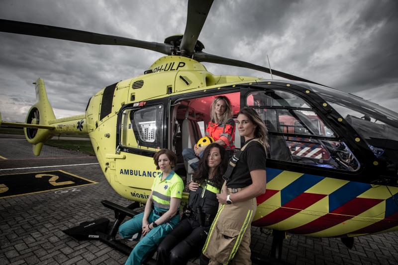 Renske Colenbrander (arts op de traumahelikopter), onder vlnr: Anna Lemmers (ambulanceverpleegkundige), Lieke Hester (politieagent), Linda van Beekhoven (brandweer)  (Foto: Jaap Binsma)