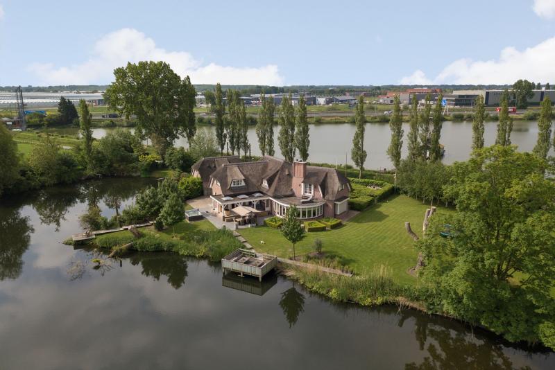 Wonen aan je eigen waterplas  (Foto: Funda)